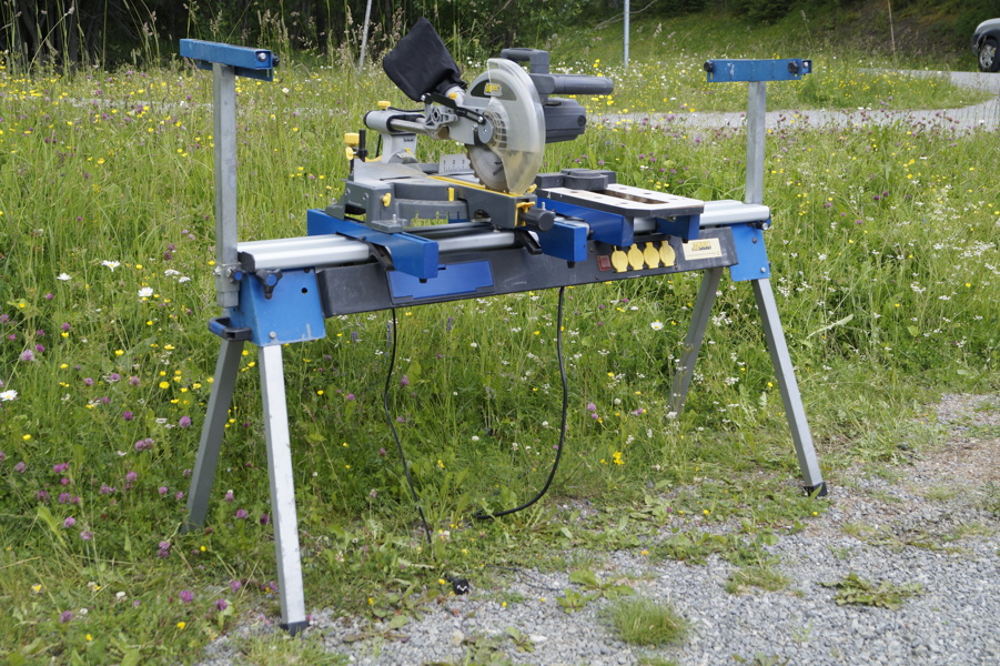 Kap/gersåg med bord Meec Tools 1900W. B4