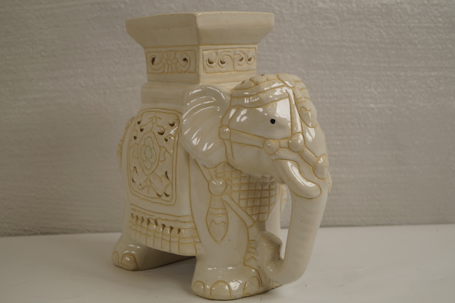 Piedestal elefant. B97