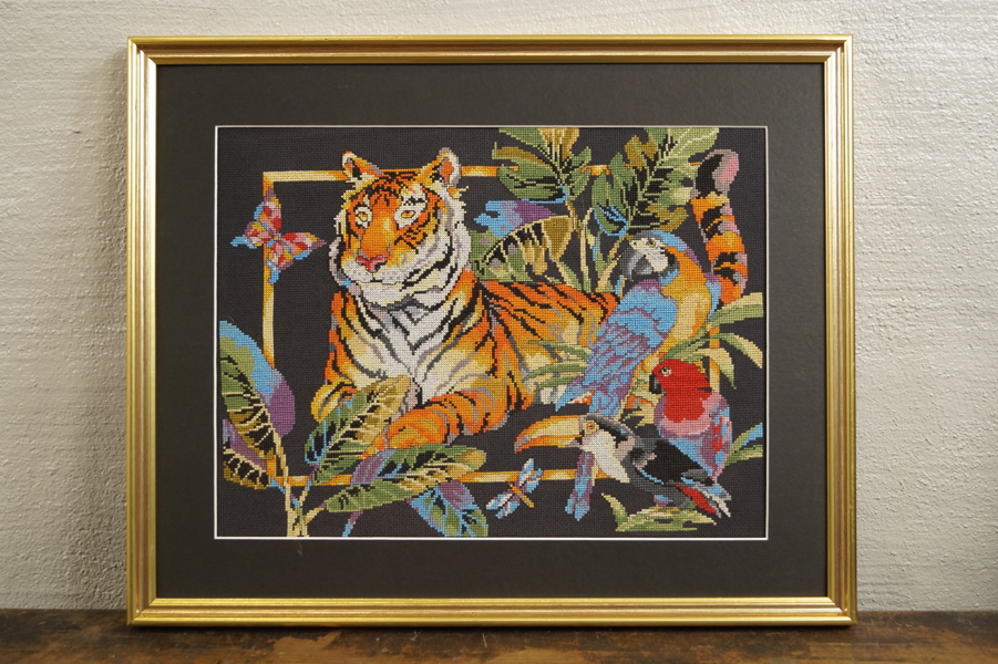 Broderad tavla (tiger) 53x43cm. M11