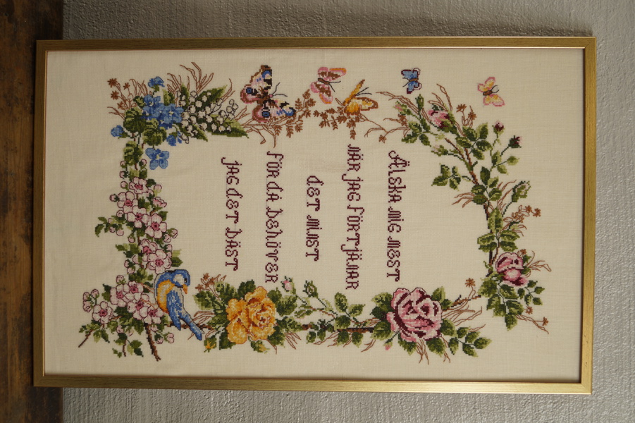 Broderad tavla (blommor ordspråk) 57x42cm. M12