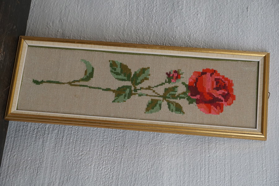 Broderad tavla (ros) 19x53cm. M66