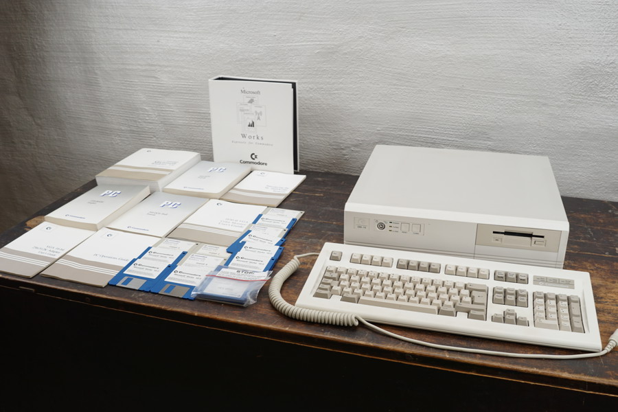 Commodore 286-16 PC med tangentbord och manualer. B158