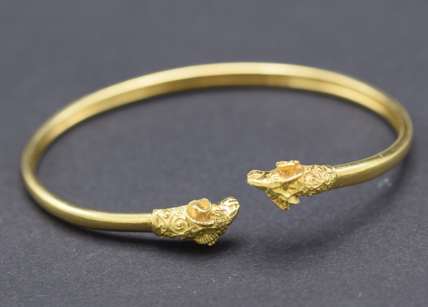 Guld armband med vädurshuvuden.  A196