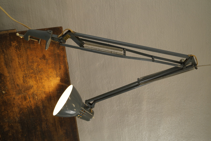 Skrivbordslampa LSA A101. D1