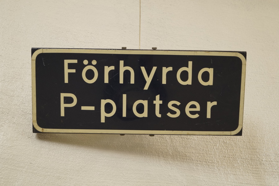 Skylt förhyrda P-platser. B51