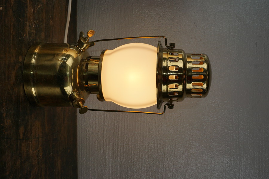 Artilux bordslampa i form av stormlykta. A264