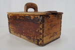 Mjölskäppa/trälåda med handtag och lock. B144