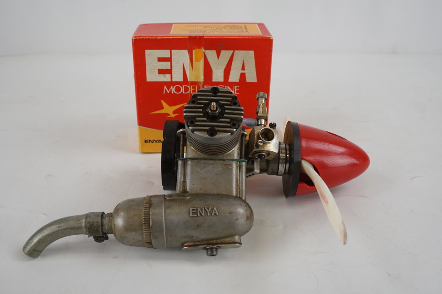 Enya 40 Model 6002 motor med låda. A120