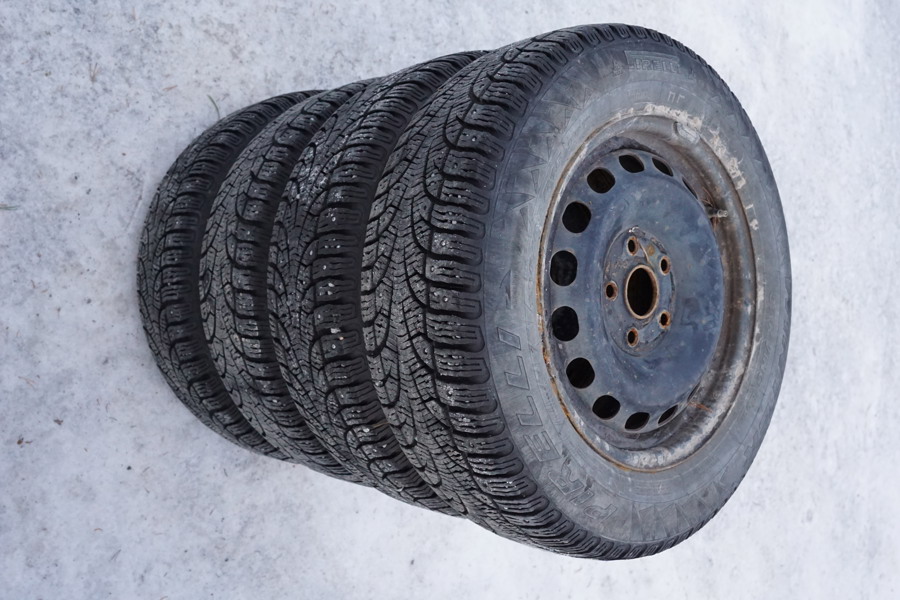 Vinterdäck/dubbdäck Pirelli 195/65R15 95T på fälg. B243