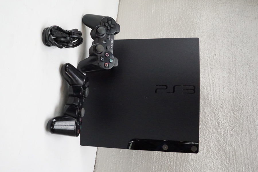 Playstation 3 med 2st kontroller. D14/