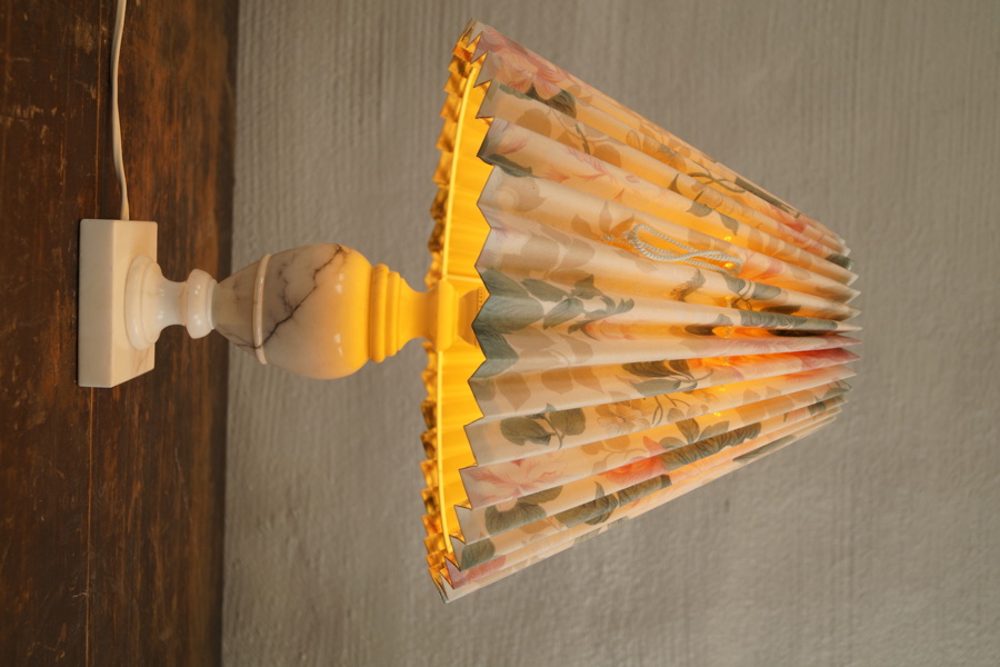 Bordslampa alabaster. L10