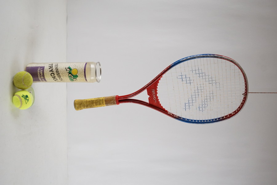 Tecno Pro tennisracket med tennisbollar. A59