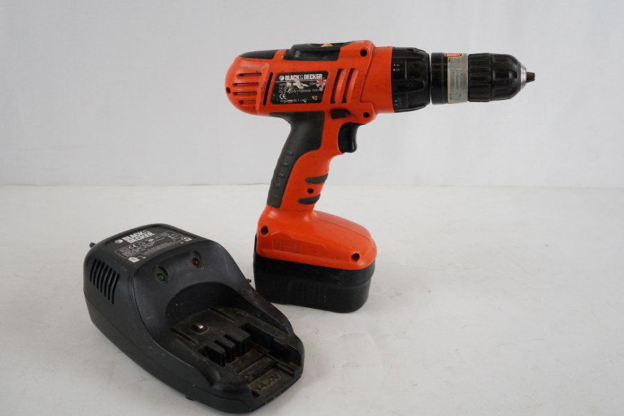 Black & Decker skruvdragare med laddare. D52