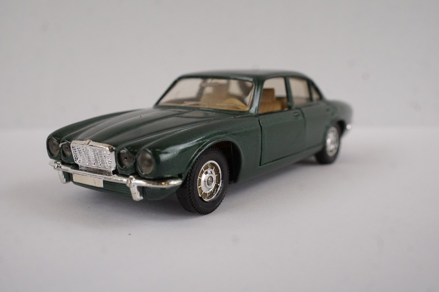 Solido 1/43 Jaguar XJ 12 leksaksbil. A111