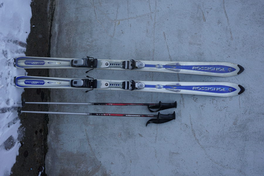 Rossignol Power Cobra skidor med stavar. B284