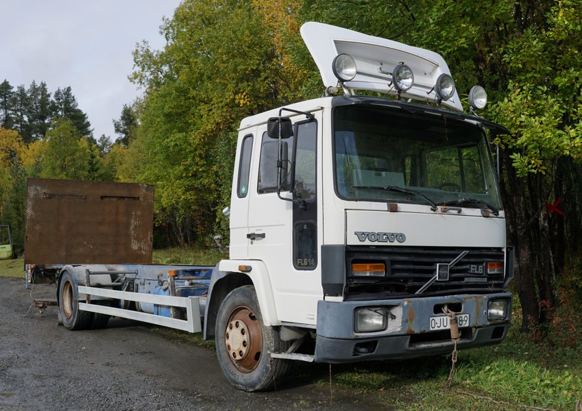 Volvo FL614 Lastbil utan påbyggnad. 