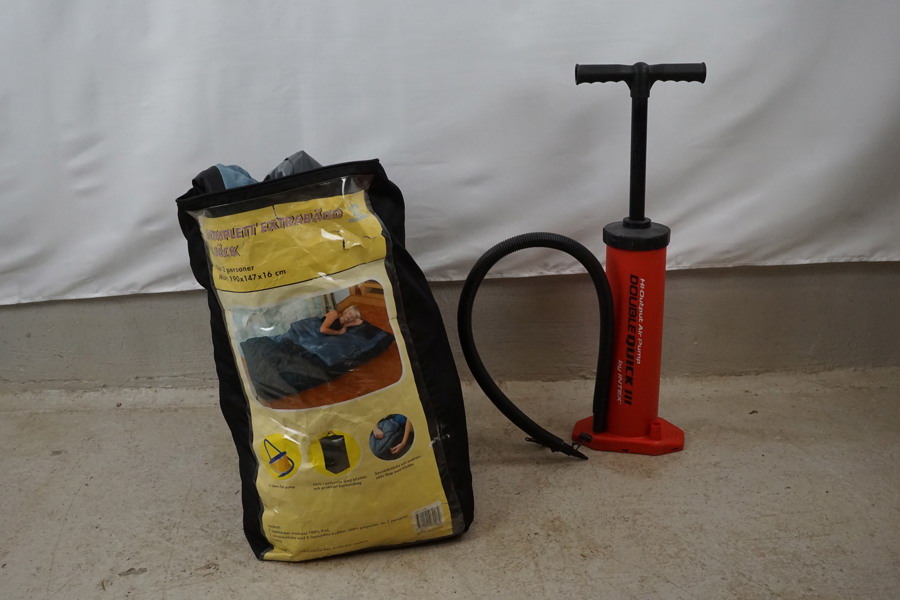 Luftmadrass med Intex handpump. B317