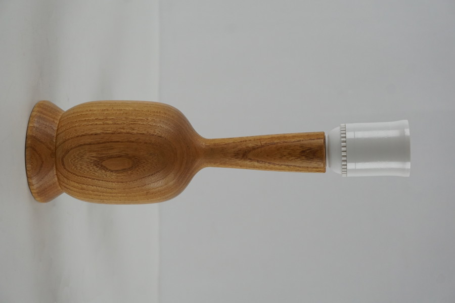 Bordslampa i trä. C18/