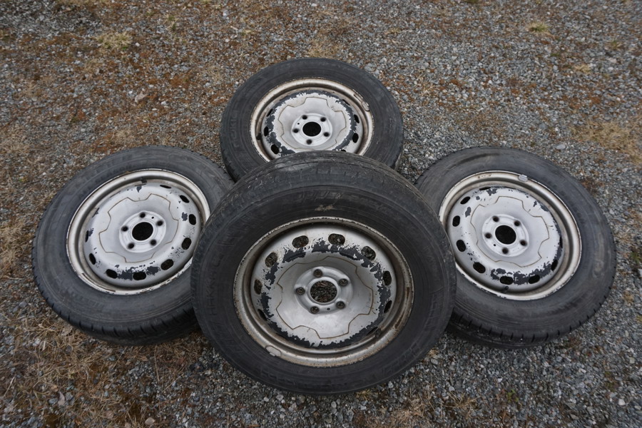 4st Sommardäck på plåtfälg. B133