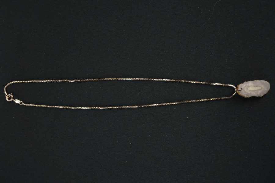 Silverhalsband med hänge. A145/