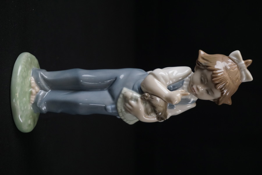 Nao figurin flicka med docka. G46/