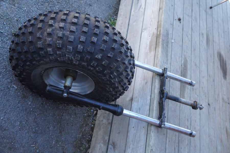ATV vagn däck på fälg och framgaffel. B372 