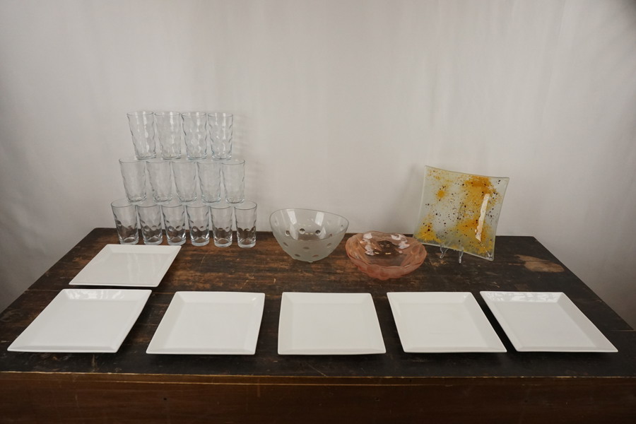 Glas, tallrikar och vaser. Bc406