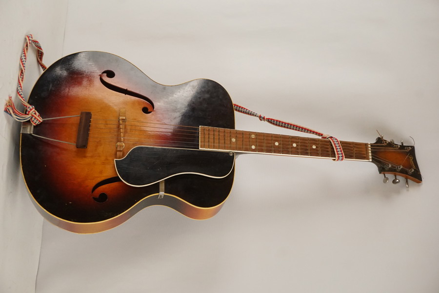 Pamona akustisk gitarr. C52