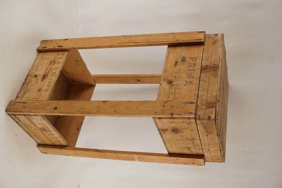 Syskrin/sidobord av margarinträlådor. B226