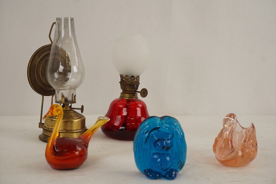 2st Fotogenlampor och 3st skulptur i glas. A179