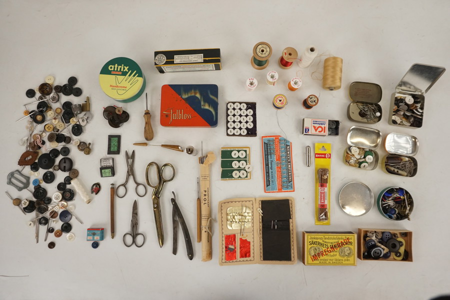 Diverse knappar, sytråd m.m. A186