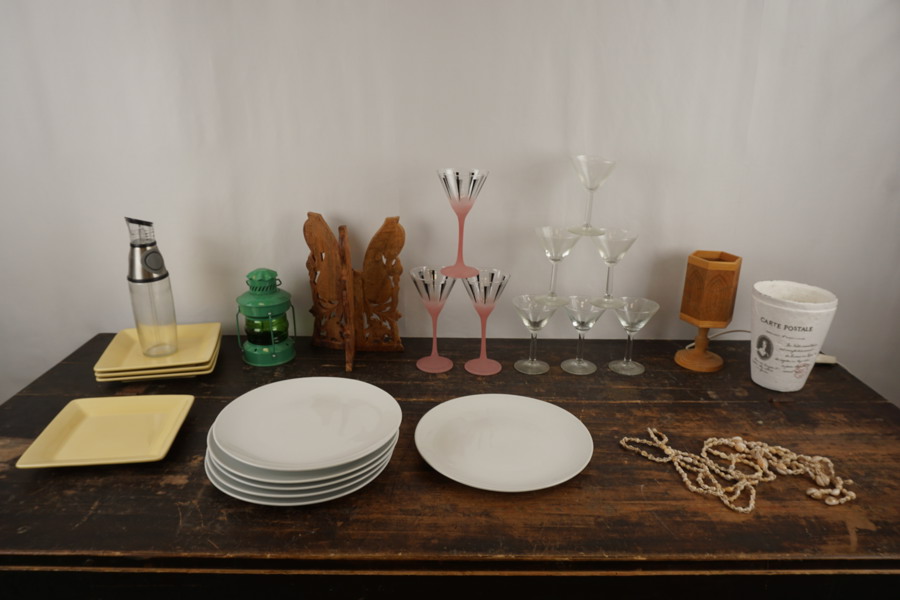 Tallrikar, cocktailglas, träbordlampa mm. Bc434