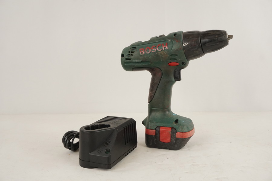 Bosch PSR 12 VE-2 skruvdragare med laddare. D106