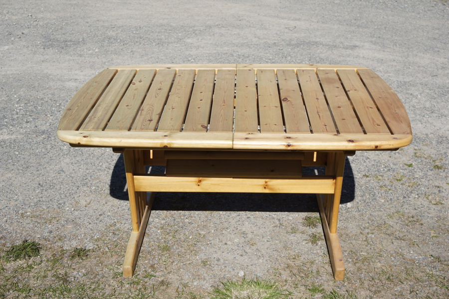 Trädgårdsbord med illäggskiva. B358