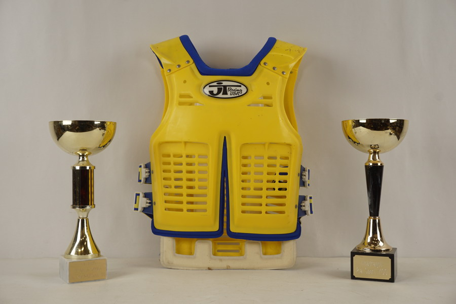 JT Racing skydd och 2st pokaler. BC585