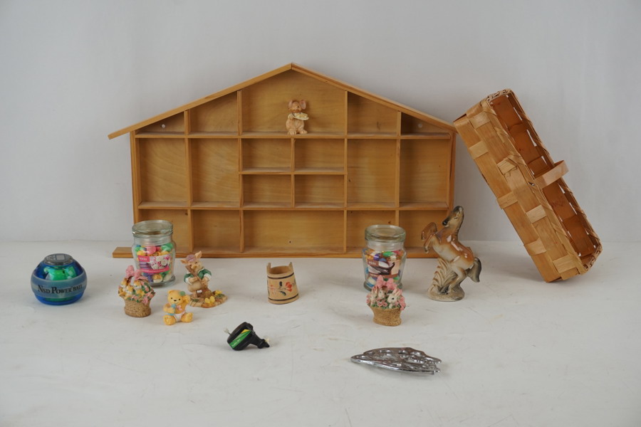 Prylhylla spånkorg figuriner m.m. A261