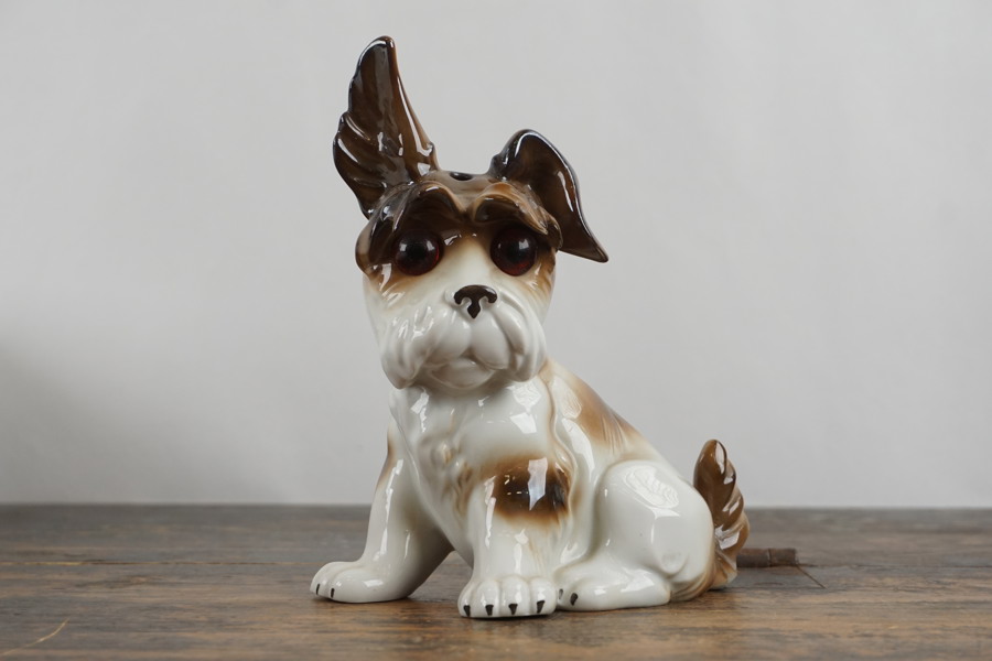 Figurin/lampskärm i form av terrier. G31
