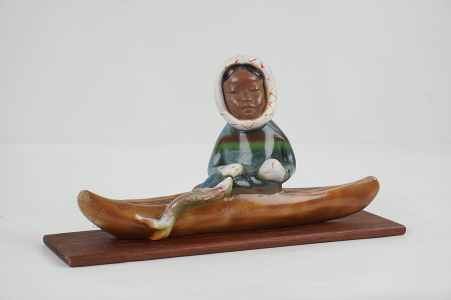 Figurin inuit i båt. A4