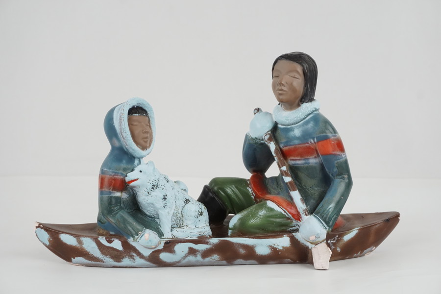Figurin inuiter och hund i båt. A5