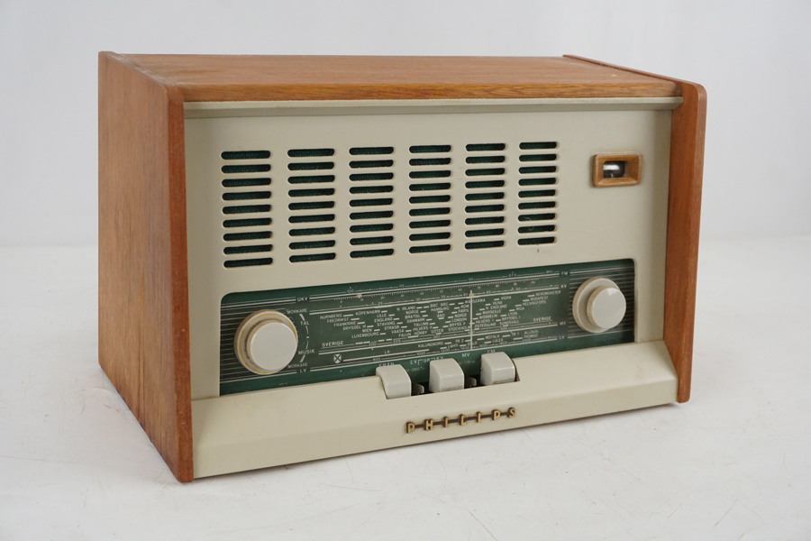 Philips B3S82A radio. BC75