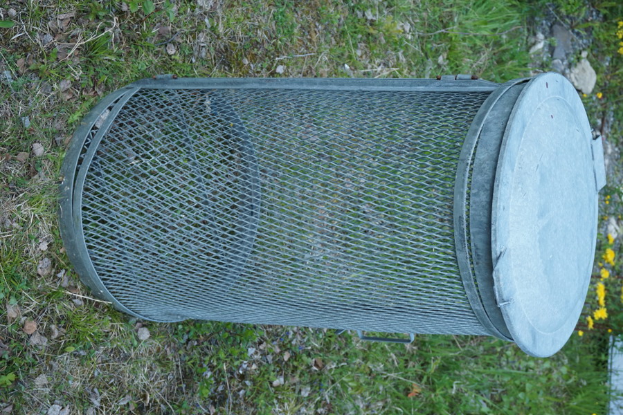 Skräpkorg i metall. B100