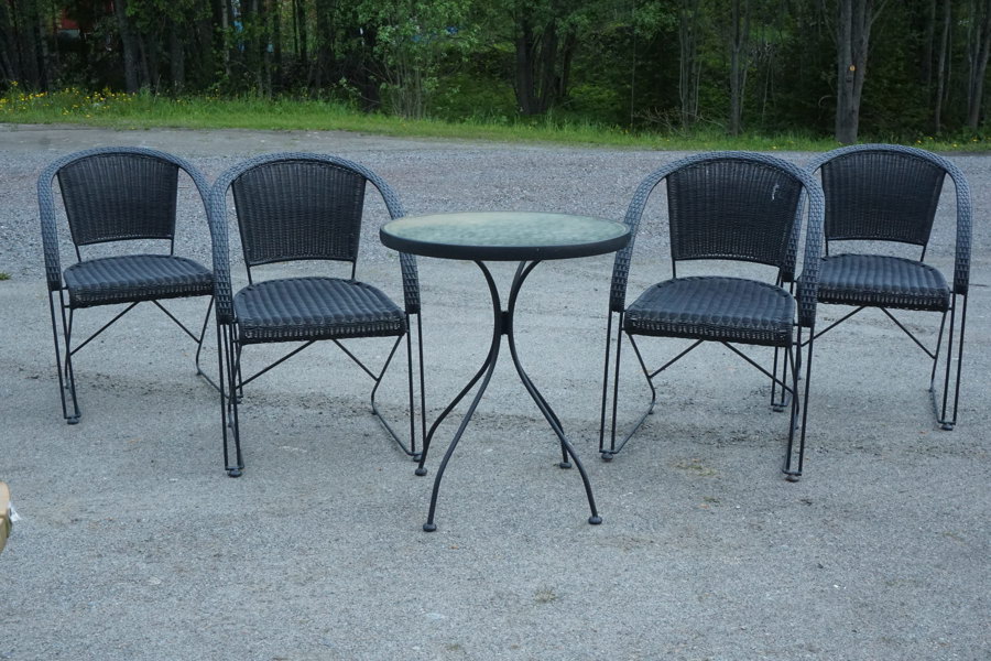 Cafébord med 4st stolar. B140