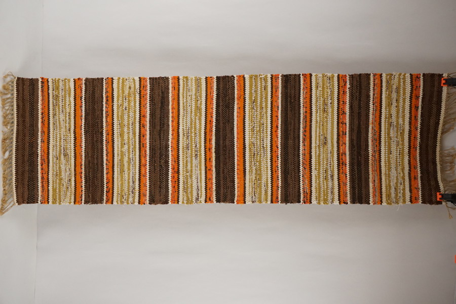  Randig trasmatta - orange/brun/vit/svart/guld. B302
