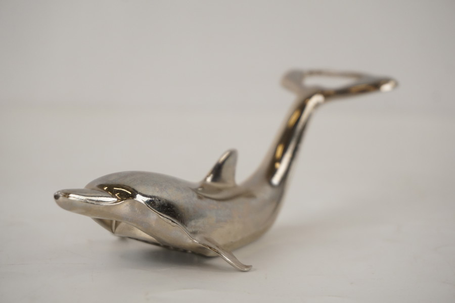 Silvrig delfin tvåvägs kapsylöppnare. A210