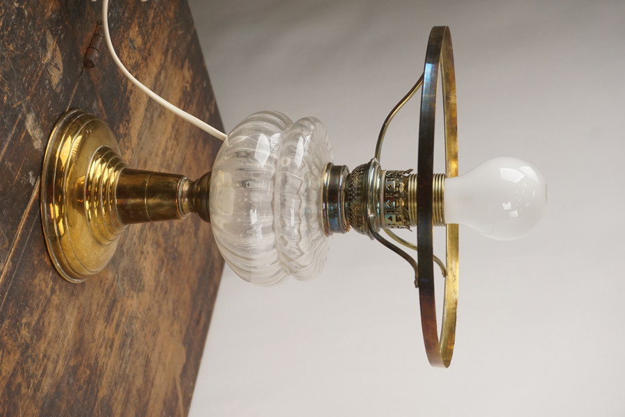 Elektrifierad fotogenlampa. C17
