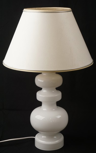 Bordslampa i vitt glas. G36