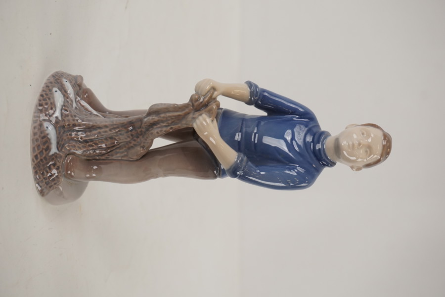 Bing & Gröndahl pojke med fiskenät figurin. G56