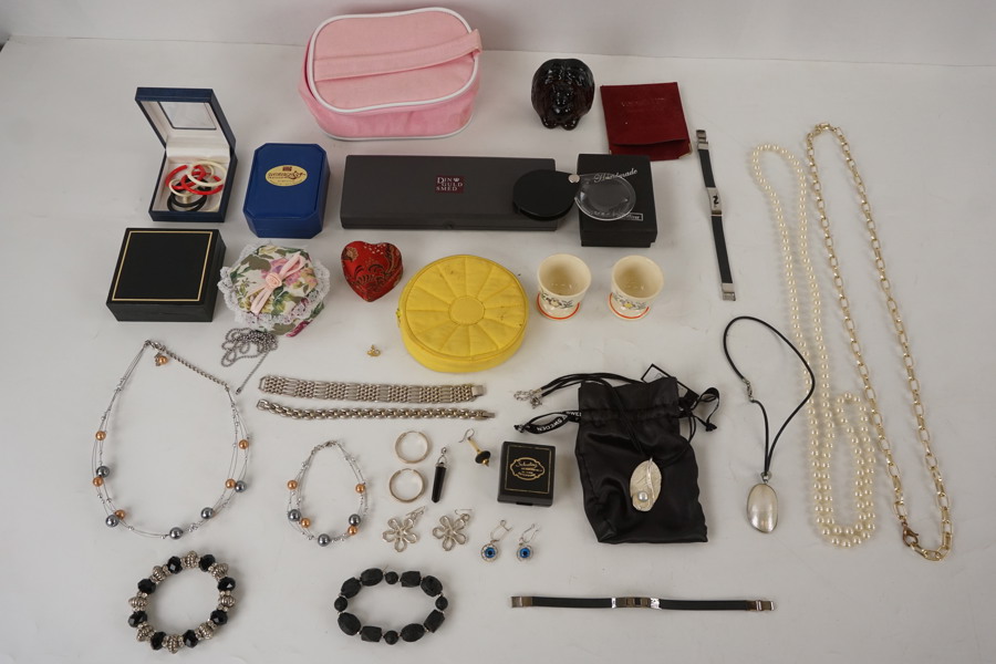Diverse halsband örhängen m.m. A166
