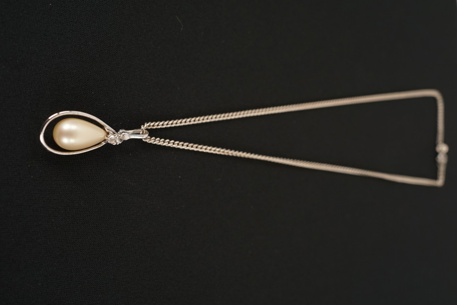 Silverhalsband pansarlänk med hänge. A174