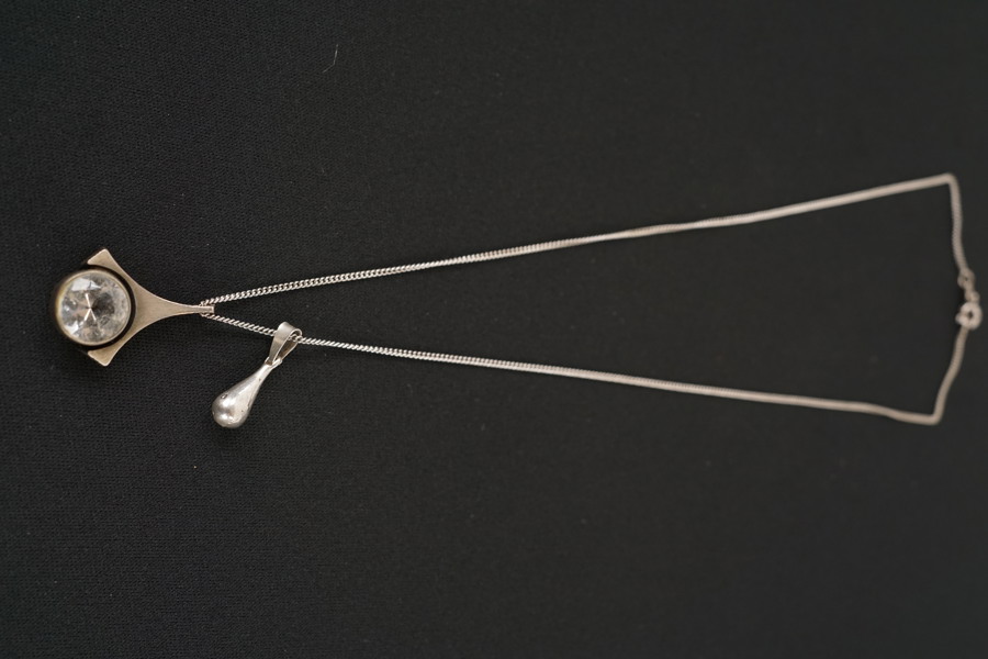 Silverhalsband pansarlänk med hänge bergskristall. A175